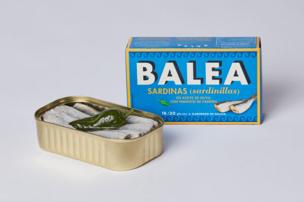 Sardinillas en aceite de oliva con pimiento de Padrón: 16/20 pezas. 115 gr